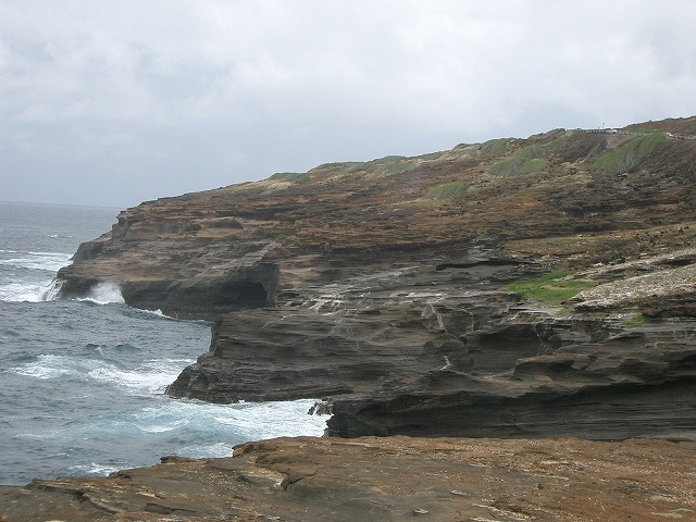 ハワイ・オアフ島切り立った崖の写真
